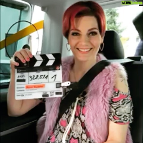 Martina Hill Instagram - ❤️Vielen Dank für die vielen lieben Glückwünsche😘🎉 und liebe Grüße vom Set🎬 🤔was könnten wir heute wohl gedreht haben...? #geburtstagamset #sarahisauchda #ditisser #martinahillshow #neuestaffel #commingsoon 😊