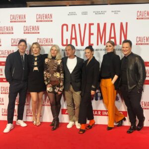 Martina Hill Instagram - ❤️Liebe Premieren-Grüße🫶  CAVEMAN ab dem 26.01. im Kino🍿 

#kinowerbung #nochjemandeis? #cavemanfilm #designerselfie
