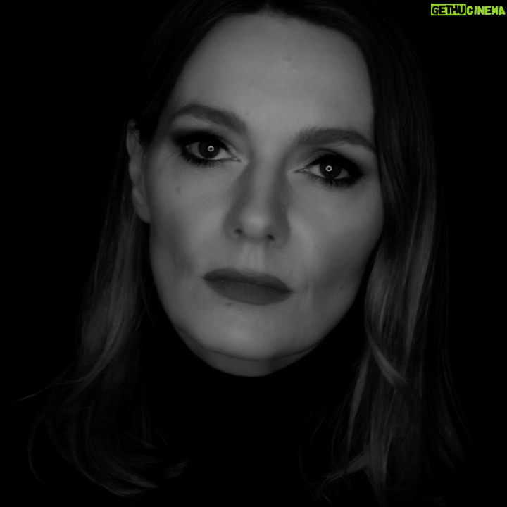 Martina Hill Instagram - Gemeinsam sind wir #stärkeralsgewalt ❤️ @ekofreezy Link in der Bio Wenn ihr Erfahrungen mit häuslicher Gewalt gemacht habt, oder jemanden kennt, gibt es Hilfe unter stärker-als-gewalt.de und unter 08000116016 #taggegengewaltanfrauen #stärkeralsgewalt #schweigenbrechen #werbungweilverlinkung