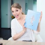 Martina Hill Instagram - Vielen lieben Dank nochmal für die Knaller - Geburtstagsüberraschung ☺️💕 @officialmartinahillfanclub und Ayla, Jana, Human, Sarah, Lukas, Viola, Melissa, Joline, Emmy, Larissa, Jessica, Michelle1, Franzi, Marie, Michelle2, Michelle3, Luna, Lisa, Jenny, Mary, Janko, Maya, Linda und Lara, Lena, Fientje, Karin, Lisa, Helena, Magnus, und ganz lieben Dank für dieses tolle Buch Laura 😘❤️
