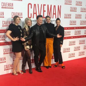 Martina Hill Instagram - ❤️Liebe Premieren-Grüße🫶  CAVEMAN ab dem 26.01. im Kino🍿 

#kinowerbung #nochjemandeis? #cavemanfilm #designerselfie