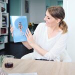 Martina Hill Instagram - Vielen lieben Dank nochmal für die Knaller - Geburtstagsüberraschung ☺️💕 @officialmartinahillfanclub und Ayla, Jana, Human, Sarah, Lukas, Viola, Melissa, Joline, Emmy, Larissa, Jessica, Michelle1, Franzi, Marie, Michelle2, Michelle3, Luna, Lisa, Jenny, Mary, Janko, Maya, Linda und Lara, Lena, Fientje, Karin, Lisa, Helena, Magnus, und ganz lieben Dank für dieses tolle Buch Laura 😘❤️