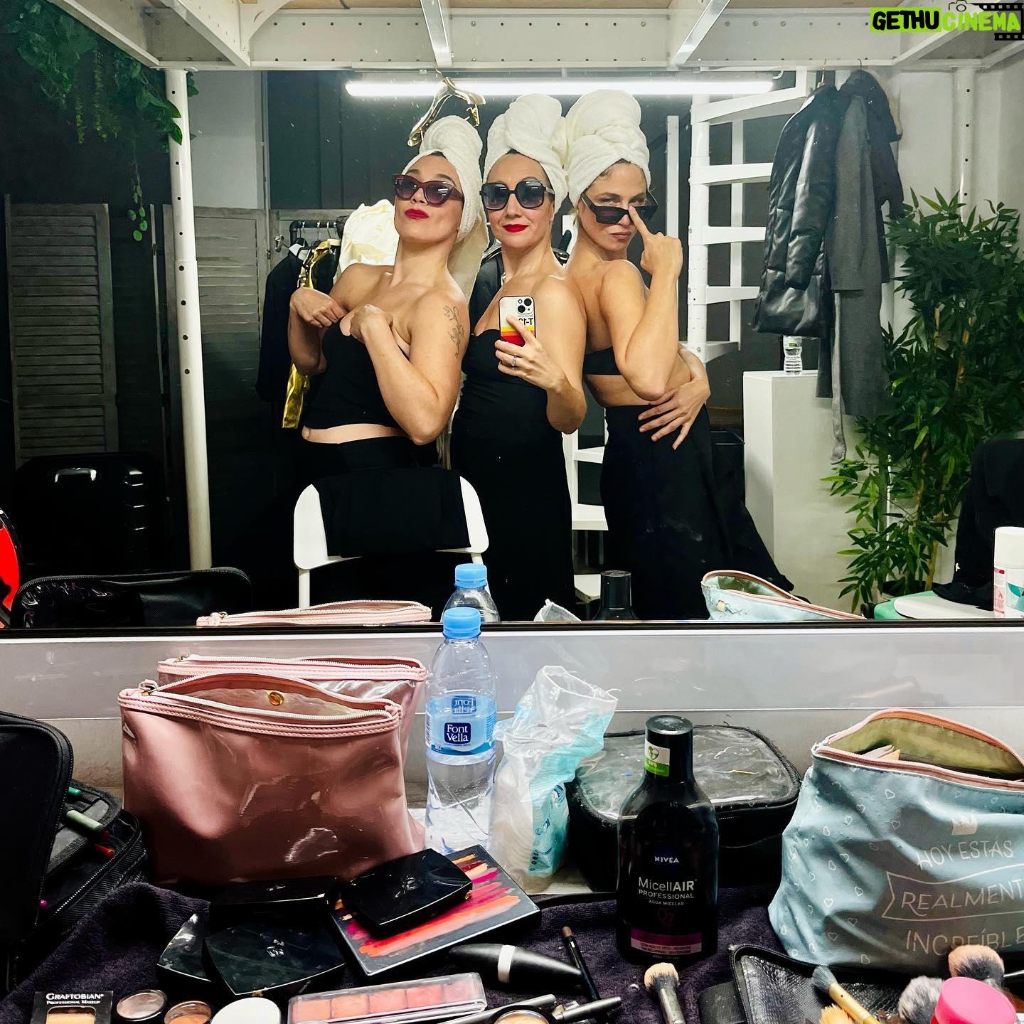 Martina Klein Instagram - Behind the sceens de UrracaS. Crear un proyecto con amigas es lo más. Tres mujeres (y una urraca invitada) que te contamos historias alucinantes. ¿No te encanta? A nosotras nos chifla 🥂 🎧Link en bio #podcast #UrracaS #mujeres #empowerment #asmr