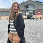 Martina Klein Instagram – Callejeando por Barcelona con @aquilatierra 💚 , descubriendo callejones, artistas, gourmets, sabios de sus menesteres…
Una excusa maravillosa para hacer turismo en mi propia ciudad ❤️.