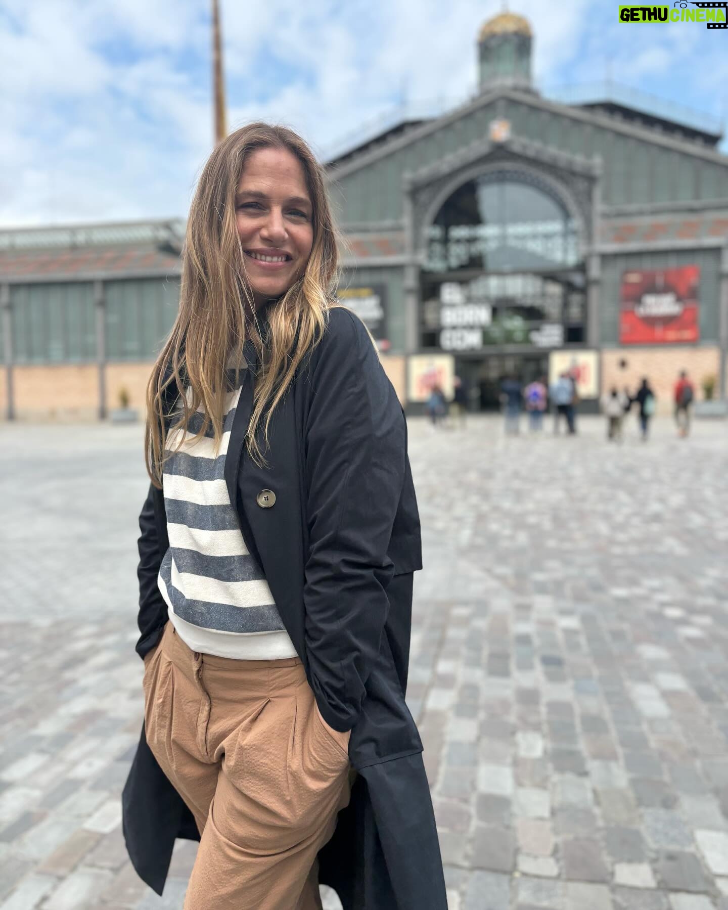 Martina Klein Instagram - Callejeando por Barcelona con @aquilatierra š , descubriendo callejones, artistas, gourmets, sabios de sus menesteres⦠Una excusa maravillosa para hacer turismo en mi propia ciudad ā¤ļø.