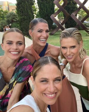 Martina Klein Instagram - ¡Primaaa, Feliz cumple! Tenemos tantos momentos juntas desde los 16 que me daba pena quedarme solo con uno. Me encanta que sigamos cumpliendo años sin perdernos de vista, teniéndonos siempre a mano. ¡Te quiero mucho! @veroblume ❤️