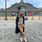 Martina Klein Instagram - Callejeando por Barcelona con @aquilatierra 💚 , descubriendo callejones, artistas, gourmets, sabios de sus menesteres… Una excusa maravillosa para hacer turismo en mi propia ciudad ❤️.
