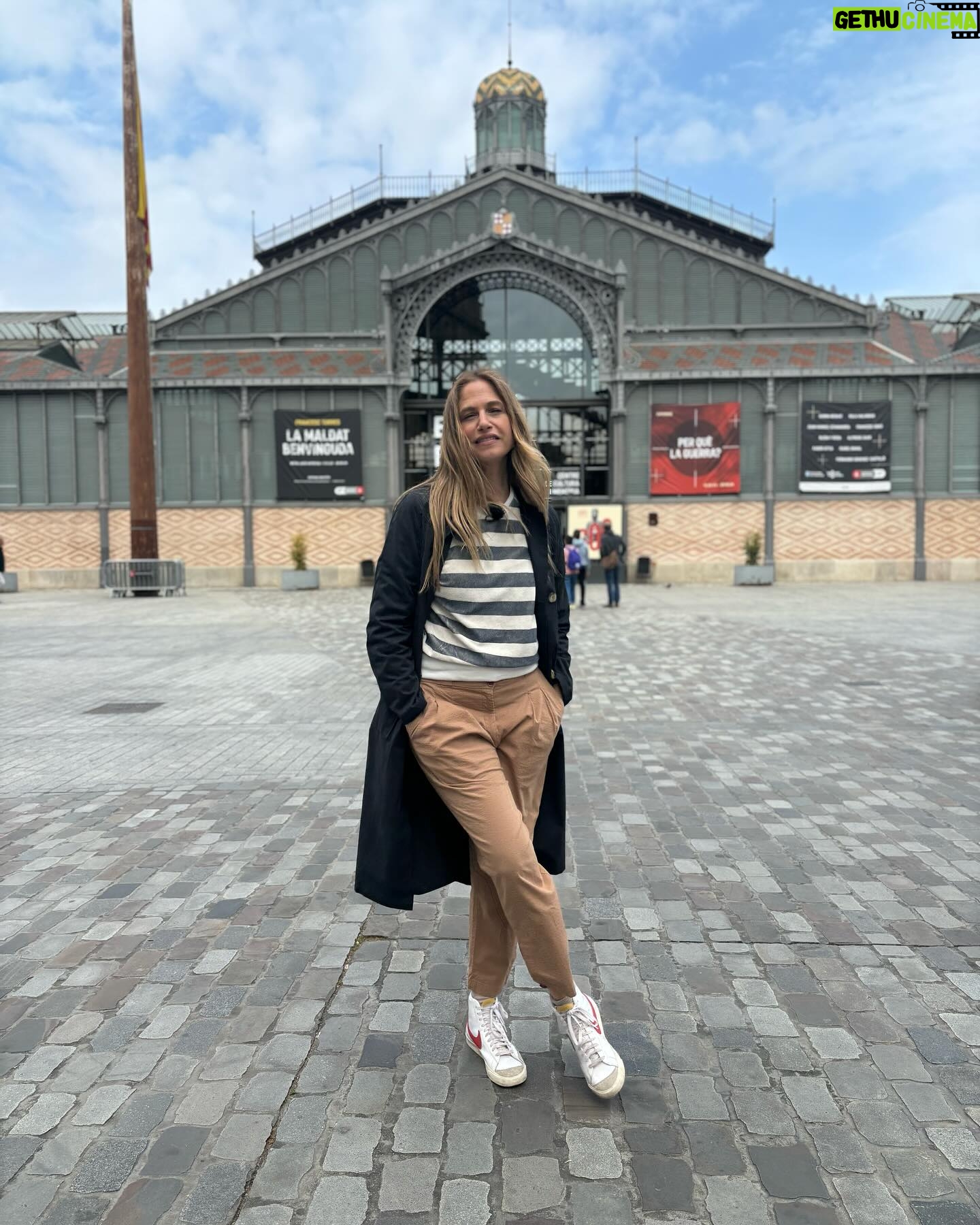Martina Klein Instagram - Callejeando por Barcelona con @aquilatierra š , descubriendo callejones, artistas, gourmets, sabios de sus menesteres⦠Una excusa maravillosa para hacer turismo en mi propia ciudad ā¤ļø.
