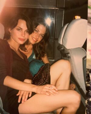 Martina Klein Instagram - ¡Primaaa, Feliz cumple! Tenemos tantos momentos juntas desde los 16 que me daba pena quedarme solo con uno. Me encanta que sigamos cumpliendo años sin perdernos de vista, teniéndonos siempre a mano. ¡Te quiero mucho! @veroblume ❤️