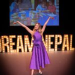 Martina Klein Instagram - Anoche celebramos con muchas risas una labor muy seria, la de @ongdreamnepal , cuya misión es sacar de la cárcel a los niños mayores de tres años que están cumpliendo las condenas de sus mamás, cuidar de ellos, de su salud y educación hasta que ellas salgan o hasta que sean mayores de edad, si hace falta. Una labor preciosa que anoche celebro su segunda Noche de Humor con @corbachito @txabifranquesa @carlessanstricicle @lamonicaperez @bingobandasuerte y mi flamante copresentador @maglari , que es un 10! Muy feliz de haber formado parte, gracias @marinadreamnepal ❤️ . 👗 @carolinaherrera 💄 @noeminohales para @diorbeauty @emma_monreal 📷 @xavitor @miriamusicmedia