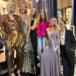 Martina Klein Instagram - Por separado creo que cada una tiene y ha tenido su brillo, su estrella, pero personalmente pienso que de lo más bonito que tenemos es lo que somos juntas. ¡Seguimos sumando experiencias! En este caso, como invitadas al programa @maestroscostura liderado por la genial @raquelsanchezsilva . Un día de reencuentro como una excursión del colegio para revivir batallitas y fabricar nuevas. @juditmasco @veroblume @laurasanchezofi @iamlauraponte @blancasuelves ¡Os quiero mucho! ¡Gracias @palomospain @lorenzocaprile @maria_escote @shineiberia por este bonito homenaje! Mañana martes lo podeis ver en @rtve ¿Os forrabais las carpetas con personajes de los 90’? (Modelos, actores, actrices, cantantes, deportistas)