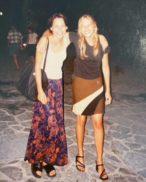 Martina Klein Instagram - ¡Primaaa, Feliz cumple! Tenemos tantos momentos juntas desde los 16 que me daba pena quedarme solo con uno. Me encanta que sigamos cumpliendo años sin perdernos de vista, teniéndonos siempre a mano. ¡Te quiero mucho! @veroblume ❤️