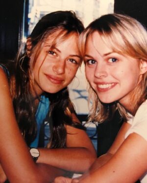 Martina Klein Instagram - ¡Primaaa, Feliz cumple! Tenemos tantos momentos juntas desde los 16 que me daba pena quedarme solo con uno. Me encanta que sigamos cumpliendo años sin perdernos de vista, teniéndonos siempre a mano. ¡Te quiero mucho! @veroblume ❤️