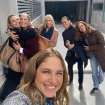 Martina Klein Instagram - Por separado creo que cada una tiene y ha tenido su brillo, su estrella, pero personalmente pienso que de lo más bonito que tenemos es lo que somos juntas. ¡Seguimos sumando experiencias! En este caso, como invitadas al programa @maestroscostura liderado por la genial @raquelsanchezsilva . Un día de reencuentro como una excursión del colegio para revivir batallitas y fabricar nuevas. @juditmasco @veroblume @laurasanchezofi @iamlauraponte @blancasuelves ¡Os quiero mucho! ¡Gracias @palomospain @lorenzocaprile @maria_escote @shineiberia por este bonito homenaje! Mañana martes lo podeis ver en @rtve ¿Os forrabais las carpetas con personajes de los 90’? (Modelos, actores, actrices, cantantes, deportistas)