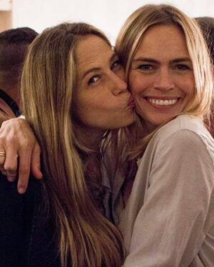 Martina Klein Instagram - ¡Primaaa, Feliz cumple! Tenemos tantos momentos juntas desde los 16 que me daba pena quedarme solo con uno. Me encanta que sigamos cumpliendo años sin perdernos de vista, teniéndonos siempre a mano. ¡Te quiero mucho! @veroblume ❤️