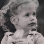 Martina Klein Instagram - 🍦 🍨🍡 🍧 ¡Helados, qué buen invento! Uno de mis recuerdos más nítidos de los veranos de mi infancia eran los helados en la playa y la atención que ponía para que no se me cayera el final, lo más bueno, a la arena. En las playas de Uruguay el heladero cantaba 🗣️“Helado Heladooo, hay palito, bombón heladoooo” y aún recuerdo el ruidito grimoso del porexpan (telgopor 🇦🇷) al abrirse y cerrarse la neverita. Mis favoritos hoy son el de chocolate, el de mango y me sigue volviendo loca el de dulce de leche. ¿Y a ti? ¿Y en qué formato, de palito, en cucurucho o de bola? #tbt