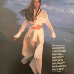 Martina Klein Instagram - Joven y beige 🍦 #tbt 1993 aprox por las playas de Gavá. Debía de hacer frío, yo me lo veo en la cara. Los típicos reportajes de verano que se hacen con la piel muy blanca y los pies helados sobre la arena fría ¡con lo que quema unos meses más tarde!