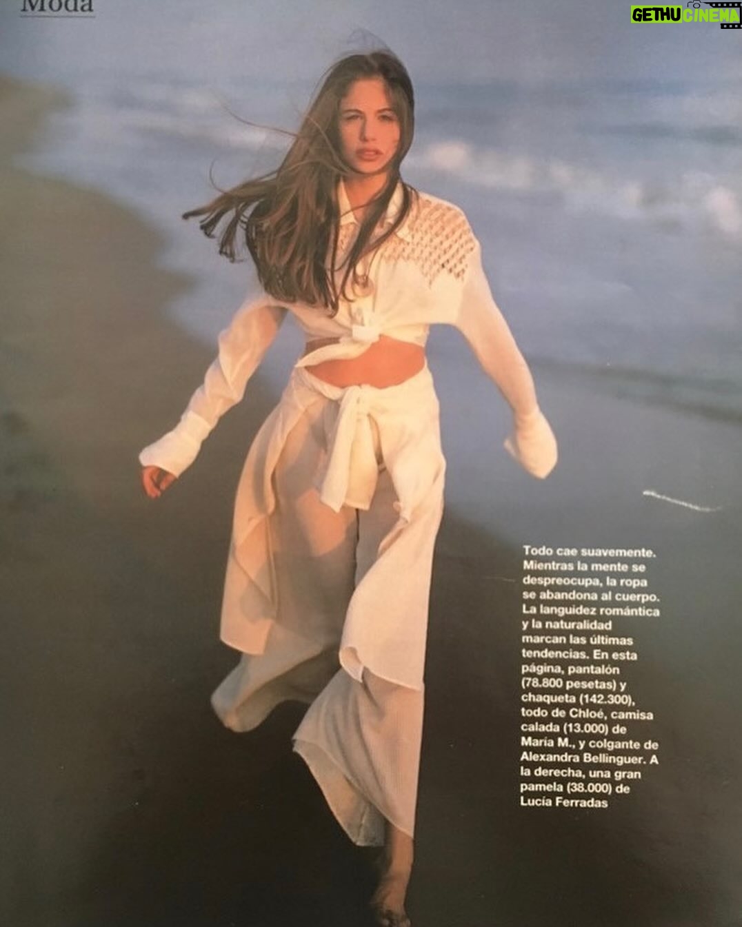 Martina Klein Instagram - Joven y beige 🍦 #tbt 1993 aprox por las playas de Gavá. DebĂa de hacer frĂo, yo me lo veo en la cara. Los tĂpicos reportajes de verano que se hacen con la piel muy blanca y los pies helados sobre la arena frĂa ¡con lo que quema unos meses más tarde!