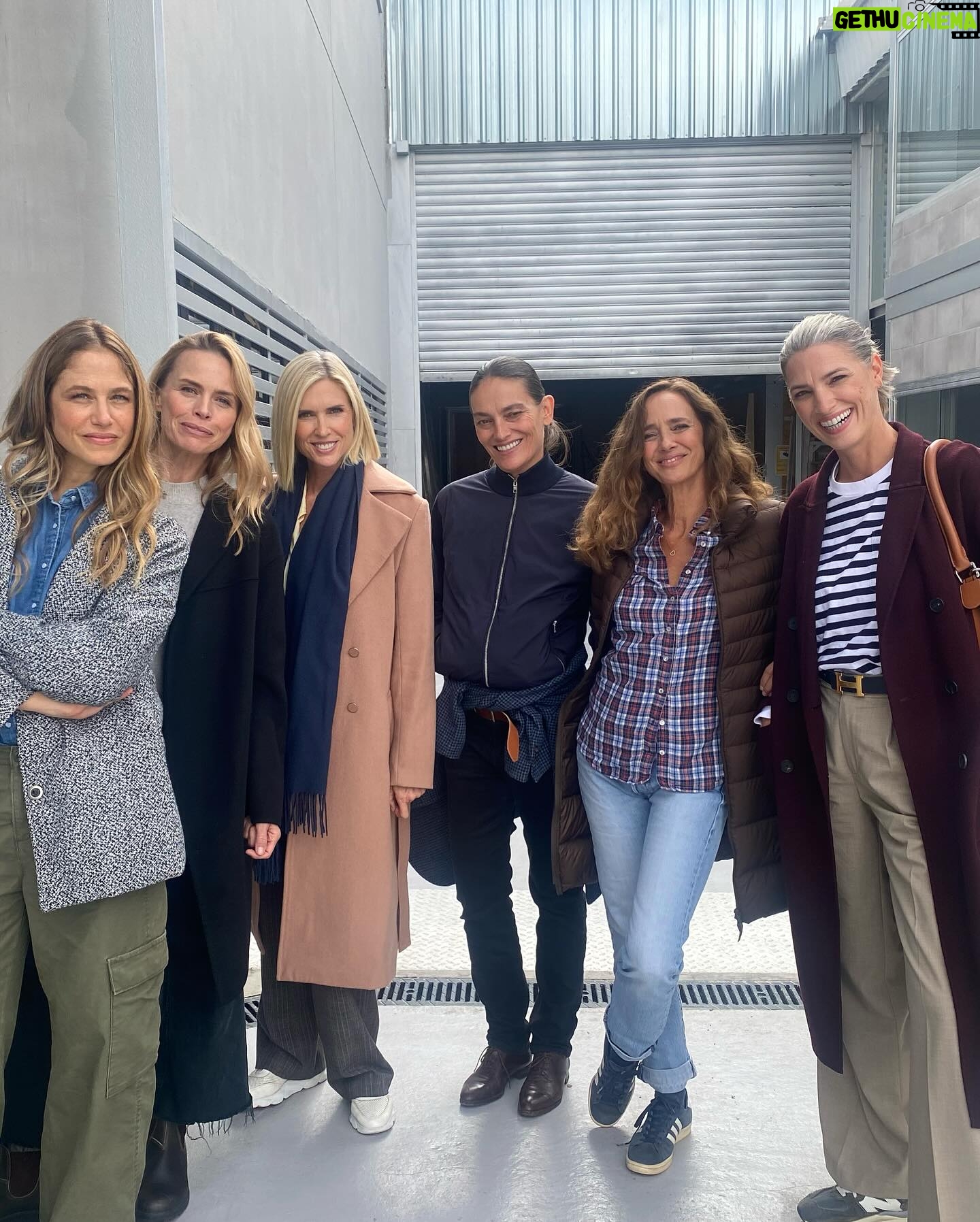 Martina Klein Instagram - Por separado creo que cada una tiene y ha tenido su brillo, su estrella, pero personalmente pienso que de lo más bonito que tenemos es lo que somos juntas. ¡Seguimos sumando experiencias! En este caso, como invitadas al programa @maestroscostura liderado por la genial @raquelsanchezsilva . Un día de reencuentro como una excursión del colegio para revivir batallitas y fabricar nuevas. @juditmasco @veroblume @laurasanchezofi @iamlauraponte @blancasuelves ¡Os quiero mucho! ¡Gracias @palomospain @lorenzocaprile @maria_escote @shineiberia por este bonito homenaje! Mañana martes lo podeis ver en @rtve ¿Os forrabais las carpetas con personajes de los 90’? (Modelos, actores, actrices, cantantes, deportistas)