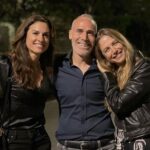 Martina Klein Instagram - Os confieso una cosa : Ella era una de mis ídolas de infancia y conocerla me producía cierto vértigo. Os confieso otra cosa: ¡es maravillosa! Ella y su adorado Team que ya forman parte de nuestros afectos (de Alex ya lo eran, pero yo aún no había tenido el placer). Barcelona fue nuestro marco incomparable donde no nos dio tiempo a “abrir todos los melones” que poníamos sobre la mesa, así que seguro que habrá más. Gracias Gaby, Luján y Mariano por estas noches mágicas y por ser tan linda gente. Ahora toca que vosotr@s confeséis ¿A qué ídolo de vuestra infancia habéis conocido y os ha encantado, o por el contrario, os ha decepcionado?