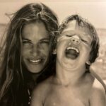 Martina Klein Instagram - ¡Diecinueve! (19 😱😱😱). Mi compañero de aventura en esto de ser mamá. Mi profe y mi alumno. ¡Qué pequeños éramos! ¡Tanto que aprender! , principalmente era yo quien tenía que filtrarte el mundo para que lo digirieras de la manera más suave posible ¡Cómo ha cambiado el cuento! 19 años más tarde eres tú quien me enseña y me lo decodifica para que yo lo entienda ¡El círculo de la vida! Felices 19, Pablo de mi vida y mi corazón. Sigue conociéndote y fascinándonos a quienes te queremos con tu sensibilidad y con cada descubrimiento que incorporas a tu vida. Cada día más completo, cada día más tú, más Pablo. Tu versión adulta, cada vez más parecida a tu esencia, la que siempre está. ¡Y eres mi hijo! Me lo tengo que decir bien fuerte para asumir que este pibonaco de patas largas que canta temazos todo el día es mi Palito, el que huía solo en calcetines después del bañito y no se dejaba vestir. ¡Ay! En fin. Como dice Serrat “nada ni nadie puede impedir que sufran” , pero ojalá que este año te traiga muchas alegrías, mi amor, ¡TE LAS MERECES! Felicidades 🎈🎊🎉