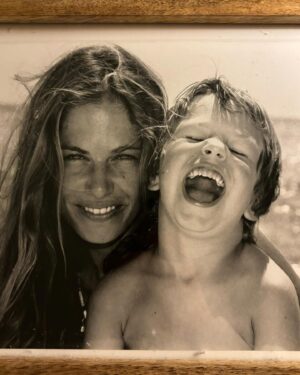 Martina Klein Instagram - ¡Diecinueve! (19 😱😱😱). 
Mi compañero de aventura en esto de ser mamá. Mi profe y mi alumno.
¡Qué pequeños éramos! ¡Tanto que aprender! , principalmente era yo quien tenía que filtrarte el mundo para que lo digirieras de la manera más suave posible ¡Cómo ha cambiado el cuento! 19 años más tarde eres tú quien me enseña y me lo decodifica para que yo lo entienda ¡El círculo de la vida!
Felices 19, Pablo de mi vida y mi corazón. Sigue conociéndote y fascinándonos a quienes te queremos con tu sensibilidad y con cada descubrimiento que incorporas a tu vida. Cada día más completo, cada día más tú, más Pablo. Tu versión adulta, cada vez más parecida a tu esencia, la que siempre está.
 ¡Y eres mi hijo! Me lo tengo que decir bien fuerte para asumir que este pibonaco de patas largas que canta temazos todo el día es mi Palito, el que huía solo en calcetines después del bañito y no se dejaba vestir. 
¡Ay! En fin. Como dice Serrat “nada ni nadie puede impedir que sufran” , pero ojalá que este año te traiga muchas alegrías, mi amor, ¡TE LAS MERECES!
Felicidades 🎈🎊🎉