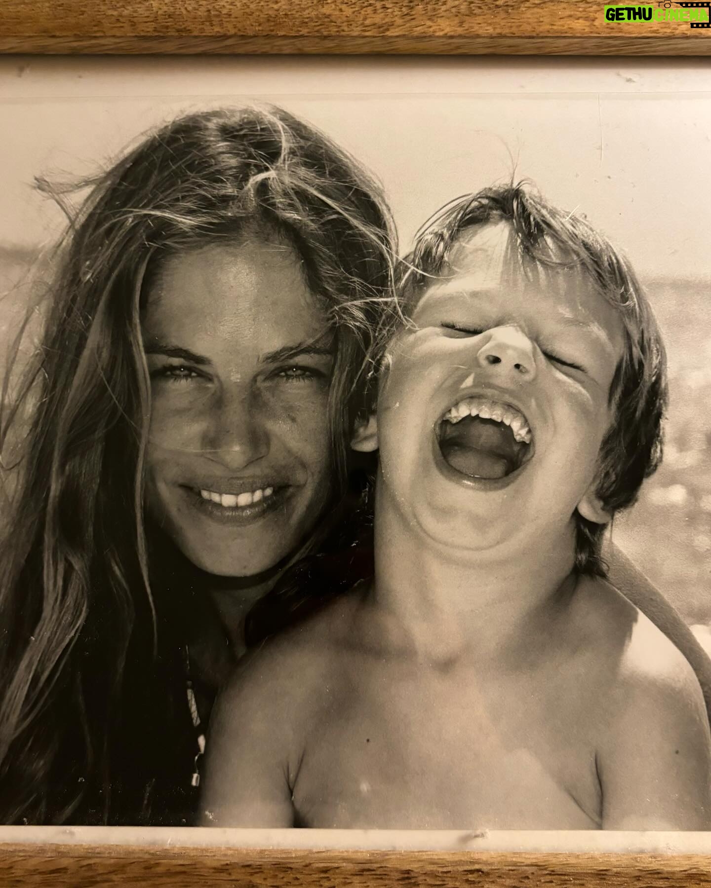Martina Klein - 9.9K Likes - Ā”Diecinueve! (19 š±š±š±).
Mi compaƱero de aventura en esto de ser mamƔ. Mi profe y mi alumno.
Ā”QuĆ© pequeƱos Ć©ramos! Ā”Tanto que aprender! , principalmente era yo quien tenĆa que filtrarte el mundo para que lo digirieras de la manera mĆ”s suave posible Ā”Cómo ha cambiado el cuento! 19 aƱos mĆ”s tarde eres tĆŗ quien me enseƱa y me lo decodifica para que yo lo entienda Ā”El cĆrculo de la vida!
Felices 19, Pablo de mi vida y mi corazón. Sigue conociĆ©ndote y fascinĆ”ndonos a quienes te queremos con tu sensibilidad y con cada descubrimiento que incorporas a tu vida. Cada dĆa mĆ”s completo, cada dĆa mĆ”s tĆŗ, mĆ”s Pablo. Tu versión adulta, cada vez mĆ”s parecida a tu esencia, la que siempre estĆ”.
Ā”Y eres mi hijo! Me lo tengo que decir bien fuerte para asumir que este pibonaco de patas largas que canta temazos todo el dĆa es mi Palito, el que huĆa solo en calcetines despuĆ©s del baƱito y no se dejaba vestir.
Ā”Ay! En fin. Como dice Serrat ānada ni nadie puede impedir que sufranā , pero ojalĆ” que este aƱo te traiga muchas alegrĆas, mi amor, Ā”TE LAS MERECES!
Felicidades ššš