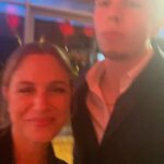 Martina Klein Instagram - ¡Diecinueve! (19 😱😱😱). Mi compañero de aventura en esto de ser mamá. Mi profe y mi alumno. ¡Qué pequeños éramos! ¡Tanto que aprender! , principalmente era yo quien tenía que filtrarte el mundo para que lo digirieras de la manera más suave posible ¡Cómo ha cambiado el cuento! 19 años más tarde eres tú quien me enseña y me lo decodifica para que yo lo entienda ¡El círculo de la vida! Felices 19, Pablo de mi vida y mi corazón. Sigue conociéndote y fascinándonos a quienes te queremos con tu sensibilidad y con cada descubrimiento que incorporas a tu vida. Cada día más completo, cada día más tú, más Pablo. Tu versión adulta, cada vez más parecida a tu esencia, la que siempre está. ¡Y eres mi hijo! Me lo tengo que decir bien fuerte para asumir que este pibonaco de patas largas que canta temazos todo el día es mi Palito, el que huía solo en calcetines después del bañito y no se dejaba vestir. ¡Ay! En fin. Como dice Serrat “nada ni nadie puede impedir que sufran” , pero ojalá que este año te traiga muchas alegrías, mi amor, ¡TE LAS MERECES! Felicidades 🎈🎊🎉
