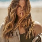 Martina Klein Instagram - A orillas de un mar que parece limpio pero está llenito de plástico. La segunda parte de este precioso reportaje de @elle_spain que nos sirve para reflexionar sobre nuestro papel en el cambio climático (hasta ahora y a partir de ahora), y como aperitivo para contaros que seré la presentadora de los Premios Elle Eco Awards 🎖️♻️, unos premios que suponen una verdadera celebración del compromiso con nuestro planeta de una serie de personas prodigiosas que han dado un paso adelante para trabajar por un futuro mejor. 👏🏼💚 . 📷 @rafagallar 💫@barbaragarralda 💄@valverde.x