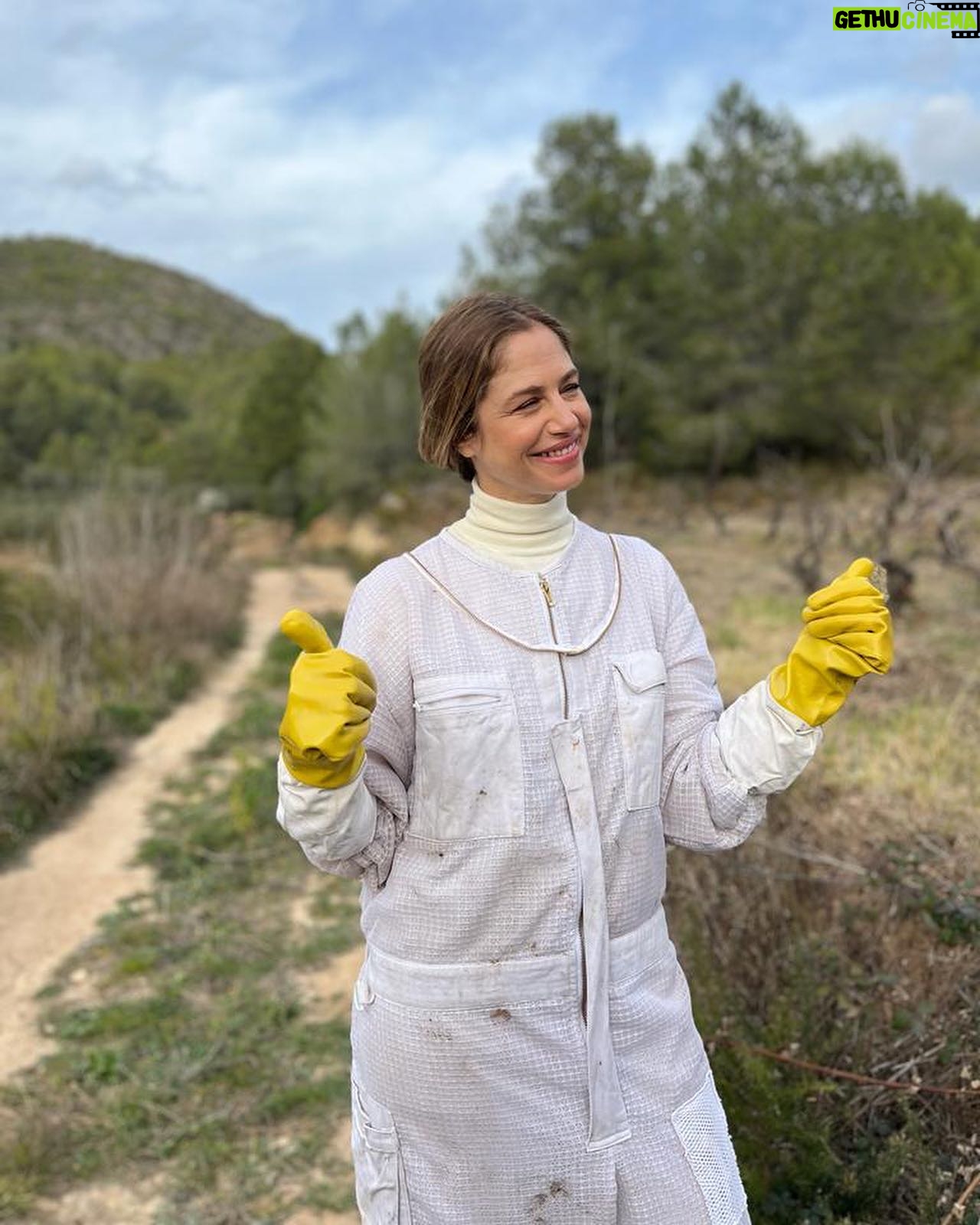 Martina Klein Instagram - Aquí un albumcete de algunos de mis momentos de #PlanetaR , este regalazo que me ha tocado y que tanto me está enseñando de la sostenibilidad y la crisis climática. . . Se emite todos los domingos al mediodía en La 2 de @rtvecatalunya , pero también se puede encontrar en A la carta de rtve.
