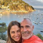 Martina Klein Instagram - Este pequeño ha cumplido 50 años y lo estamos celebrando, porque en todo este recorrido lo ha hecho muy muy bien. Ha cuidado y agrandado a su familia como eje principal de todas las cosas. Ha seguido su pasión y su vocación, y gracias a un enorme esfuerzo, sacrificio, y por supuesto, talento, lo han llevado a lo más alto. Ha sabido valorarlo, disfrutarlo y ser agradecido. Ha respetado a todas las personas que han formado parte de su vida, por eso hoy la gente le quiere y le respeta tanto. Y yo quiero celebrarlo porque soy espectadora y partícipe de todo el bien que genera a su alrededor. Feliz cumple, @alexcorretja74 mi amor, ¡qué privilegio ser tu hogar! ¡Muchas gracias por todo! ¡Sigue disfrutando de la preciosa vida que has construido! ¡Te amamos!
