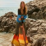 Martina Klein Instagram - Volver a este mar, a esta playa en el Garraf es especial por partida doble. Aquí es donde hice mi primera sesión de fotos, con tan solo 15 años, y ahora vuelvo a pisar la misma arena de la mano de @elle_spain para darle voz al planeta. Hay acciones importantes que juntos se convierten en un gran gesto, y tenemos la responsabilidad de hacerlo para poder seguir habitándolo con dignidad. Gracias Elle por darme la oportunidad de alzar la voz. Vamos juntos a por un planeta mejor. 📷 @rafagallar 💫 @barbaragarralda 💄 @valverde.x