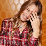 Martina Klein Instagram - Anoche sobrevolé el Pabellón Mies Van Der Rohe a lomos del dragón más maravilloso de @bulgari , ese que después se abrazó a mi cuello, en una noche preciosa a ritmo de jazz y rodeada de gente bonita. Gracias familia Bulgari por invitarme a celebrar el 75 aniversario de vuestra fascinante Serpenti 🐍💛. . Mi traje de @carolinaherrera ❤️