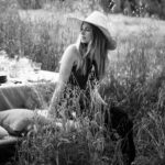 Martina Klein Instagram - Me gusta esta foto en blanco y negro 🌾. Podría ser una Jane Birkin de comida campestre… 🤔🤔🤔 Si no sabes ni quién es Jane Birkin, levanta la mano 🙋🏼‍♀️… Si POR SUPUESO que sabes quién es este pedazo de icono de los 60/70 , levanta las dos 🙌🏼 y sigamos contando años.