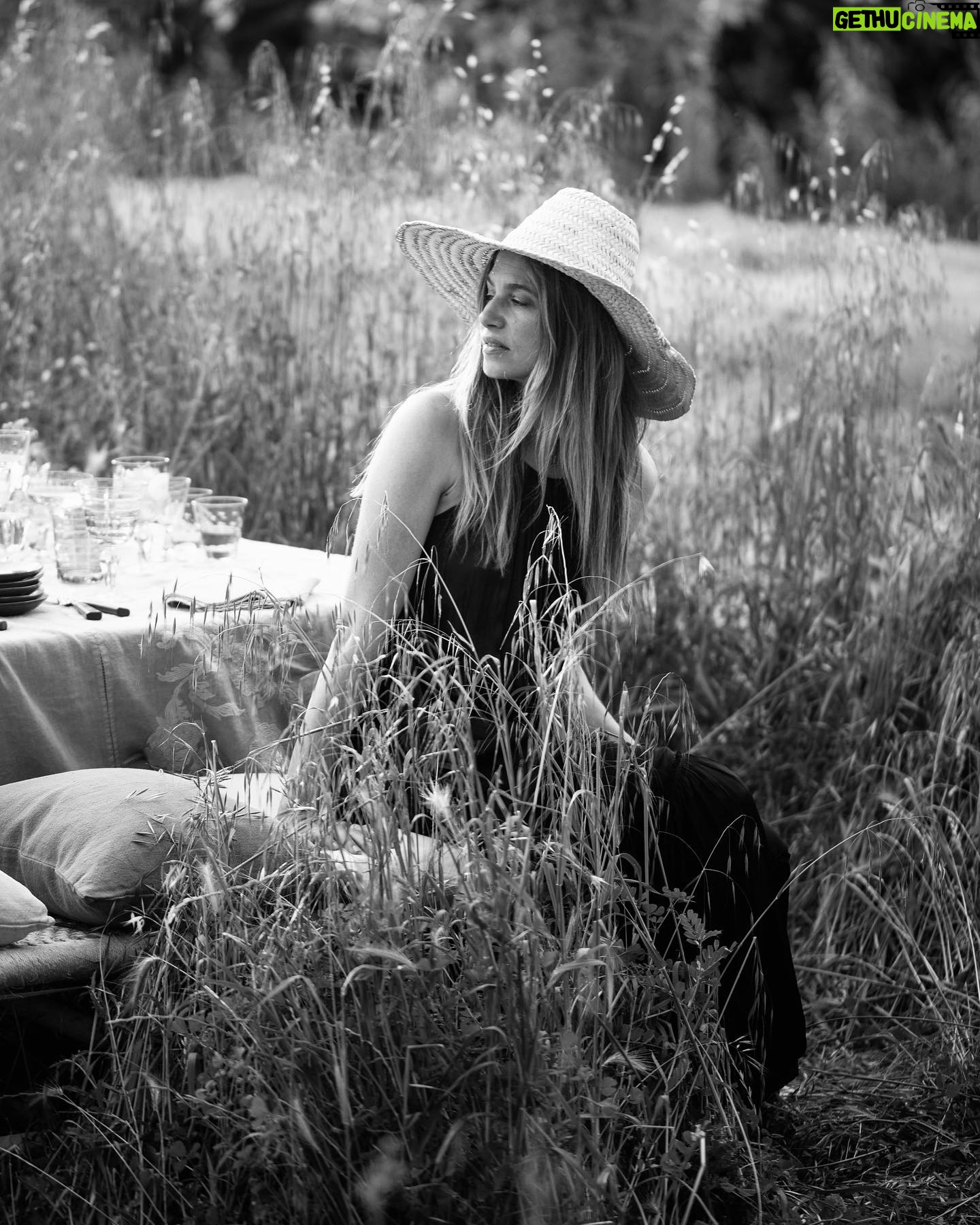 Martina Klein Instagram - Me gusta esta foto en blanco y negro 🌾. Podría ser una Jane Birkin de comida campestre… 🤔🤔🤔 Si no sabes ni quién es Jane Birkin, levanta la mano 🙋🏼♀️… Si POR SUPUESO que sabes quién es este pedazo de icono de los 60/70 , levanta las dos 🙌🏼 y sigamos contando años.