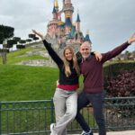 Martina Klein Instagram - Venía diciendo, hasta que instagram ha decidido publicar mi carrusel sin texto (qué rabia da eso) que han sido unos días increíbles para toda la familia en #DisneylandParis. Personalmente era mi primera vez en Disney y he tenido la enorme suerte de estrenarme por la puerta grande en el universo de la fantasía gracias a @Disneydestinos y sus hadas madrinas 🧚🏿🧚🏾‍♀️🧚🏼‍♂️, que nos han cuidado tan bien y nos han hecho multiplicar por mil la intensidad de la experiencia. Nos volvemos muy felices y agradecidos y ojalá sea hasta muy pronto.