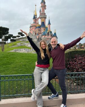Martina Klein Instagram - Venía diciendo, hasta que instagram ha decidido publicar mi carrusel sin texto (qué rabia da eso) que han sido unos días increíbles para toda la familia en #DisneylandParis. 
Personalmente era mi primera vez en Disney y he tenido la enorme suerte de estrenarme por la puerta grande en el universo de la fantasía gracias a @Disneydestinos y sus hadas madrinas 🧚🏿🧚🏾‍♀️🧚🏼‍♂️, que nos han cuidado tan bien y nos han hecho multiplicar por mil la intensidad de la experiencia. 
Nos volvemos muy felices y agradecidos y ojalá sea hasta muy pronto.