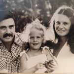 Martina Klein Instagram - Mis papis cumplen años, hoy él, mañana ella, y yo aun me sigo sintiendo así, protegida por ellos y muy afortunada de tenerlos. Muchas felicidades a los dos (a ella no le gusta que la felicite antes de tiempo, así que, mami, no te preocupes, en Australia ya es tu cumple) FELICIDADES LEÑO BRAVO Y NUBE BLANCA (sus nombres aztecas que nos pusimos), ¡los queremos mucho!