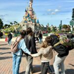 Martina Klein Instagram - Venía diciendo, hasta que instagram ha decidido publicar mi carrusel sin texto (qué rabia da eso) que han sido unos días increíbles para toda la familia en #DisneylandParis. Personalmente era mi primera vez en Disney y he tenido la enorme suerte de estrenarme por la puerta grande en el universo de la fantasía gracias a @Disneydestinos y sus hadas madrinas 🧚🏿🧚🏾‍♀️🧚🏼‍♂️, que nos han cuidado tan bien y nos han hecho multiplicar por mil la intensidad de la experiencia. Nos volvemos muy felices y agradecidos y ojalá sea hasta muy pronto.