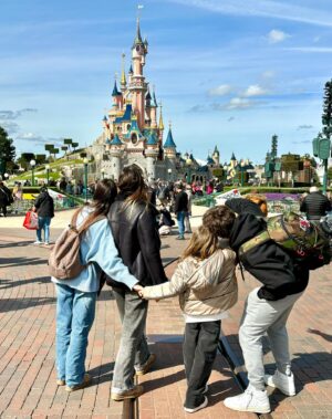 Martina Klein Instagram - Venía diciendo, hasta que instagram ha decidido publicar mi carrusel sin texto (qué rabia da eso) que han sido unos días increíbles para toda la familia en #DisneylandParis. 
Personalmente era mi primera vez en Disney y he tenido la enorme suerte de estrenarme por la puerta grande en el universo de la fantasía gracias a @Disneydestinos y sus hadas madrinas 🧚🏿🧚🏾‍♀️🧚🏼‍♂️, que nos han cuidado tan bien y nos han hecho multiplicar por mil la intensidad de la experiencia. 
Nos volvemos muy felices y agradecidos y ojalá sea hasta muy pronto.