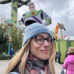 Martina Klein Instagram - Venía diciendo, hasta que instagram ha decidido publicar mi carrusel sin texto (qué rabia da eso) que han sido unos días increíbles para toda la familia en #DisneylandParis. Personalmente era mi primera vez en Disney y he tenido la enorme suerte de estrenarme por la puerta grande en el universo de la fantasía gracias a @Disneydestinos y sus hadas madrinas 🧚🏿🧚🏾‍♀️🧚🏼‍♂️, que nos han cuidado tan bien y nos han hecho multiplicar por mil la intensidad de la experiencia. Nos volvemos muy felices y agradecidos y ojalá sea hasta muy pronto.