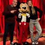 Martina Klein Instagram - Venía diciendo, hasta que instagram ha decidido publicar mi carrusel sin texto (qué rabia da eso) que han sido unos días increíbles para toda la familia en #DisneylandParis. Personalmente era mi primera vez en Disney y he tenido la enorme suerte de estrenarme por la puerta grande en el universo de la fantasía gracias a @Disneydestinos y sus hadas madrinas 🧚🏿🧚🏾‍♀️🧚🏼‍♂️, que nos han cuidado tan bien y nos han hecho multiplicar por mil la intensidad de la experiencia. Nos volvemos muy felices y agradecidos y ojalá sea hasta muy pronto.