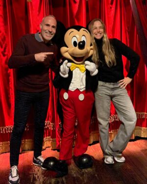 Martina Klein Instagram - Venía diciendo, hasta que instagram ha decidido publicar mi carrusel sin texto (qué rabia da eso) que han sido unos días increíbles para toda la familia en #DisneylandParis. 
Personalmente era mi primera vez en Disney y he tenido la enorme suerte de estrenarme por la puerta grande en el universo de la fantasía gracias a @Disneydestinos y sus hadas madrinas 🧚🏿🧚🏾‍♀️🧚🏼‍♂️, que nos han cuidado tan bien y nos han hecho multiplicar por mil la intensidad de la experiencia. 
Nos volvemos muy felices y agradecidos y ojalá sea hasta muy pronto.