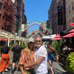 Martina Klein Instagram - Nueva York Mix 2 Encabezo carrusel con nuestra única foto juntos de toda la semana en Little Italy, al fin y al cabo el viaje es por él, por su trabajo, y nosotras “nos sacrificamos” conociendo y reconociendo la ciudad. Te amamos @alexcorretja74 ❤️ 2- Le tuvimos un día para pasear con nosotras y le llevamos a hacer manualidades, una costumbre muy nuestra: pintamos cerámica al principio del viaje y la recogemos al final. Nos hacemos nuestro propio souvenir en @colormemine . Si te equivocas de color, rascas 😖🔈. 3- Lo del tenis 🎾 sí que se le da bien a @alexcorretja74 . Aquí con @babsschett y @matswilanderofficial en el @usopen . 4 y 5- paseo favorito por el Greenwich village y el west village, uno de los sitios donde alguna vez viví, y también los protas de mi serie favorita de la vida, Friends. Por cierto, el tufazo a porro por toda la ciudad no tiene nombre, bueh, sí lo tiene: es legal para el consumo. No te acostumbras pero al final ya no te importa tanto 🥴💫 6- Si quieres puedes comer muy sano en NY, porque lo mismo venden porquería en cada esquina como zumos naturales y fruta cortada. Mi zumo: 🥕 🍍 🥭 😋 7 y 8- mis recomendaciones absolutas: la maravillosa Little Island, un parque público y verde🌲🌿ganado al río, y el High Line ( paseo del antiguo ferrocarril) empezando por The Vassel. 9 y 10 -Y mi recomendación para NO IR al museo de los Helados. Un timo. Ahorrároslo. Como anécdota, si yo fuese un helado, me llamaría chocotina 🍫🥳 Y todo el amor a las que me acompañan en la sombra de la pared (Eri y Aro) el mejor equipo para recorrer Manhattan en una frenética semana 👩‍👧❤️.