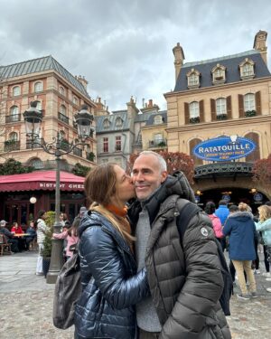 Martina Klein Instagram - Venía diciendo, hasta que instagram ha decidido publicar mi carrusel sin texto (qué rabia da eso) que han sido unos días increíbles para toda la familia en #DisneylandParis. 
Personalmente era mi primera vez en Disney y he tenido la enorme suerte de estrenarme por la puerta grande en el universo de la fantasía gracias a @Disneydestinos y sus hadas madrinas 🧚🏿🧚🏾‍♀️🧚🏼‍♂️, que nos han cuidado tan bien y nos han hecho multiplicar por mil la intensidad de la experiencia. 
Nos volvemos muy felices y agradecidos y ojalá sea hasta muy pronto.