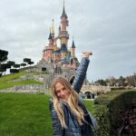 Martina Klein Instagram - Venía diciendo, hasta que instagram ha decidido publicar mi carrusel sin texto (qué rabia da eso) que han sido unos días increíbles para toda la familia en #DisneylandParis. Personalmente era mi primera vez en Disney y he tenido la enorme suerte de estrenarme por la puerta grande en el universo de la fantasía gracias a @Disneydestinos y sus hadas madrinas 🧚🏿🧚🏾‍♀️🧚🏼‍♂️, que nos han cuidado tan bien y nos han hecho multiplicar por mil la intensidad de la experiencia. Nos volvemos muy felices y agradecidos y ojalá sea hasta muy pronto.