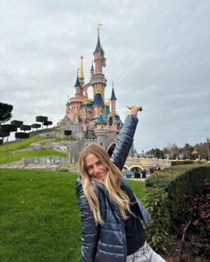 Martina Klein Instagram - Venía diciendo, hasta que instagram ha decidido publicar mi carrusel sin texto (qué rabia da eso) que han sido unos días increíbles para toda la familia en #DisneylandParis. 
Personalmente era mi primera vez en Disney y he tenido la enorme suerte de estrenarme por la puerta grande en el universo de la fantasía gracias a @Disneydestinos y sus hadas madrinas 🧚🏿🧚🏾‍♀️🧚🏼‍♂️, que nos han cuidado tan bien y nos han hecho multiplicar por mil la intensidad de la experiencia. 
Nos volvemos muy felices y agradecidos y ojalá sea hasta muy pronto.
