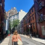 Martina Klein Instagram - Nueva York Mix 2 Encabezo carrusel con nuestra única foto juntos de toda la semana en Little Italy, al fin y al cabo el viaje es por él, por su trabajo, y nosotras “nos sacrificamos” conociendo y reconociendo la ciudad. Te amamos @alexcorretja74 ❤️ 2- Le tuvimos un día para pasear con nosotras y le llevamos a hacer manualidades, una costumbre muy nuestra: pintamos cerámica al principio del viaje y la recogemos al final. Nos hacemos nuestro propio souvenir en @colormemine . Si te equivocas de color, rascas 😖🔈. 3- Lo del tenis 🎾 sí que se le da bien a @alexcorretja74 . Aquí con @babsschett y @matswilanderofficial en el @usopen . 4 y 5- paseo favorito por el Greenwich village y el west village, uno de los sitios donde alguna vez viví, y también los protas de mi serie favorita de la vida, Friends. Por cierto, el tufazo a porro por toda la ciudad no tiene nombre, bueh, sí lo tiene: es legal para el consumo. No te acostumbras pero al final ya no te importa tanto 🥴💫 6- Si quieres puedes comer muy sano en NY, porque lo mismo venden porquería en cada esquina como zumos naturales y fruta cortada. Mi zumo: 🥕 🍍 🥭 😋 7 y 8- mis recomendaciones absolutas: la maravillosa Little Island, un parque público y verde🌲🌿ganado al río, y el High Line ( paseo del antiguo ferrocarril) empezando por The Vassel. 9 y 10 -Y mi recomendación para NO IR al museo de los Helados. Un timo. Ahorrároslo. Como anécdota, si yo fuese un helado, me llamaría chocotina 🍫🥳 Y todo el amor a las que me acompañan en la sombra de la pared (Eri y Aro) el mejor equipo para recorrer Manhattan en una frenética semana 👩‍👧❤️.
