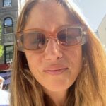 Martina Klein Instagram - Nueva York Mix 2 Encabezo carrusel con nuestra única foto juntos de toda la semana en Little Italy, al fin y al cabo el viaje es por él, por su trabajo, y nosotras “nos sacrificamos” conociendo y reconociendo la ciudad. Te amamos @alexcorretja74 ❤️ 2- Le tuvimos un día para pasear con nosotras y le llevamos a hacer manualidades, una costumbre muy nuestra: pintamos cerámica al principio del viaje y la recogemos al final. Nos hacemos nuestro propio souvenir en @colormemine . Si te equivocas de color, rascas 😖🔈. 3- Lo del tenis 🎾 sí que se le da bien a @alexcorretja74 . Aquí con @babsschett y @matswilanderofficial en el @usopen . 4 y 5- paseo favorito por el Greenwich village y el west village, uno de los sitios donde alguna vez viví, y también los protas de mi serie favorita de la vida, Friends. Por cierto, el tufazo a porro por toda la ciudad no tiene nombre, bueh, sí lo tiene: es legal para el consumo. No te acostumbras pero al final ya no te importa tanto 🥴💫 6- Si quieres puedes comer muy sano en NY, porque lo mismo venden porquería en cada esquina como zumos naturales y fruta cortada. Mi zumo: 🥕 🍍 🥭 😋 7 y 8- mis recomendaciones absolutas: la maravillosa Little Island, un parque público y verde🌲🌿ganado al río, y el High Line ( paseo del antiguo ferrocarril) empezando por The Vassel. 9 y 10 -Y mi recomendación para NO IR al museo de los Helados. Un timo. Ahorrároslo. Como anécdota, si yo fuese un helado, me llamaría chocotina 🍫🥳 Y todo el amor a las que me acompañan en la sombra de la pared (Eri y Aro) el mejor equipo para recorrer Manhattan en una frenética semana 👩‍👧❤️.