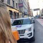 Martina Klein Instagram - Nueva York Mix 2 Encabezo carrusel con nuestra única foto juntos de toda la semana en Little Italy, al fin y al cabo el viaje es por él, por su trabajo, y nosotras “nos sacrificamos” conociendo y reconociendo la ciudad. Te amamos @alexcorretja74 ❤️ 2- Le tuvimos un día para pasear con nosotras y le llevamos a hacer manualidades, una costumbre muy nuestra: pintamos cerámica al principio del viaje y la recogemos al final. Nos hacemos nuestro propio souvenir en @colormemine . Si te equivocas de color, rascas 😖🔈. 3- Lo del tenis 🎾 sí que se le da bien a @alexcorretja74 . Aquí con @babsschett y @matswilanderofficial en el @usopen . 4 y 5- paseo favorito por el Greenwich village y el west village, uno de los sitios donde alguna vez viví, y también los protas de mi serie favorita de la vida, Friends. Por cierto, el tufazo a porro por toda la ciudad no tiene nombre, bueh, sí lo tiene: es legal para el consumo. No te acostumbras pero al final ya no te importa tanto 🥴💫 6- Si quieres puedes comer muy sano en NY, porque lo mismo venden porquería en cada esquina como zumos naturales y fruta cortada. Mi zumo: 🥕 🍍 🥭 😋 7 y 8- mis recomendaciones absolutas: la maravillosa Little Island, un parque público y verde🌲🌿ganado al río, y el High Line ( paseo del antiguo ferrocarril) empezando por The Vassel. 9 y 10 -Y mi recomendación para NO IR al museo de los Helados. Un timo. Ahorrároslo. Como anécdota, si yo fuese un helado, me llamaría chocotina 🍫🥳 Y todo el amor a las que me acompañan en la sombra de la pared (Eri y Aro) el mejor equipo para recorrer Manhattan en una frenética semana 👩‍👧❤️.